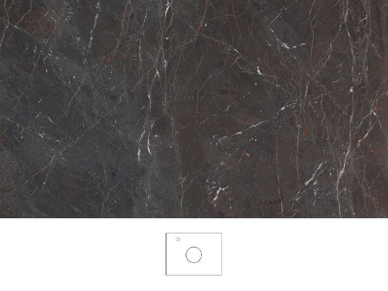 Brecc benkeplate 60 cm i mørk steinlook med livlige årer i brunt, grått og hvitt. Servant plassert i midten av benkeplaten, krom ettgrepsarmatur til venstre for servanten.